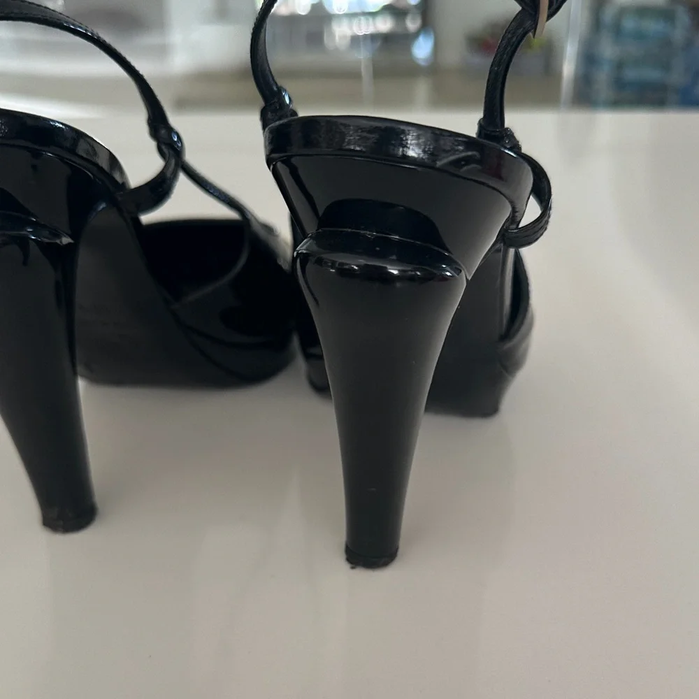 CHANEL VINTAGE Black and white  Slingback Patent Pumps - Picture 4 of 7